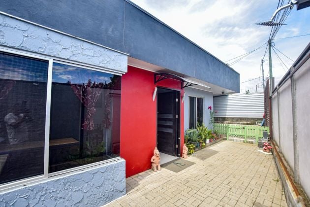 Moderna casa de 3 dormitorios con piscina y calentador de agua solar en ...