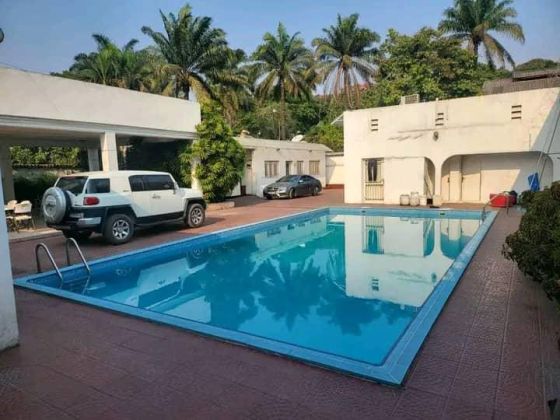 Luxurious plot with villa and swimming pool in Gombe Zone A for sale