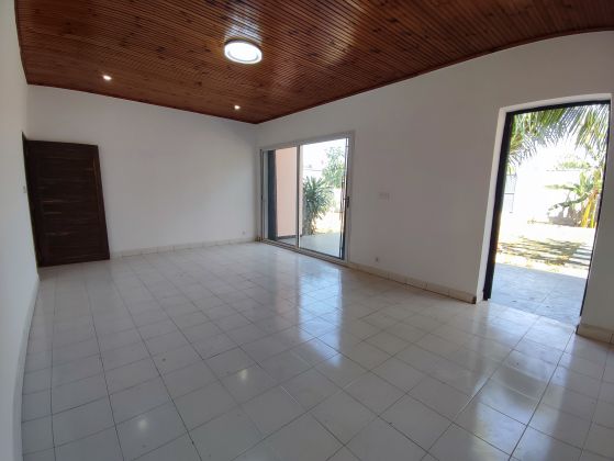  A LOUER - Villa / bureaux F5 en 1er plan goudronné - Ampasikibo, ...