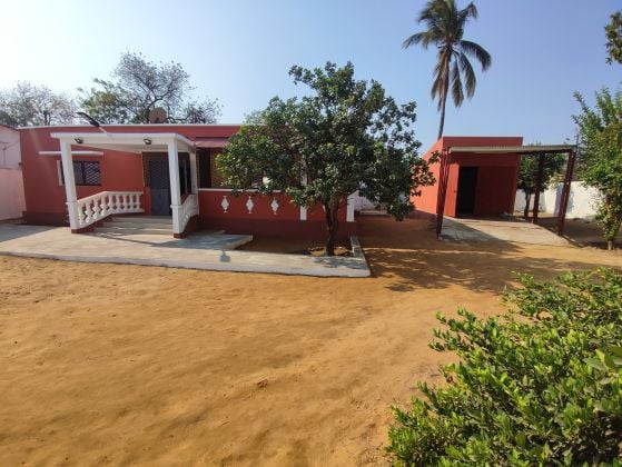 SE ALQUILA - Casa semiamueblada de 2 dormitorios con garaje en la ciudad - ...