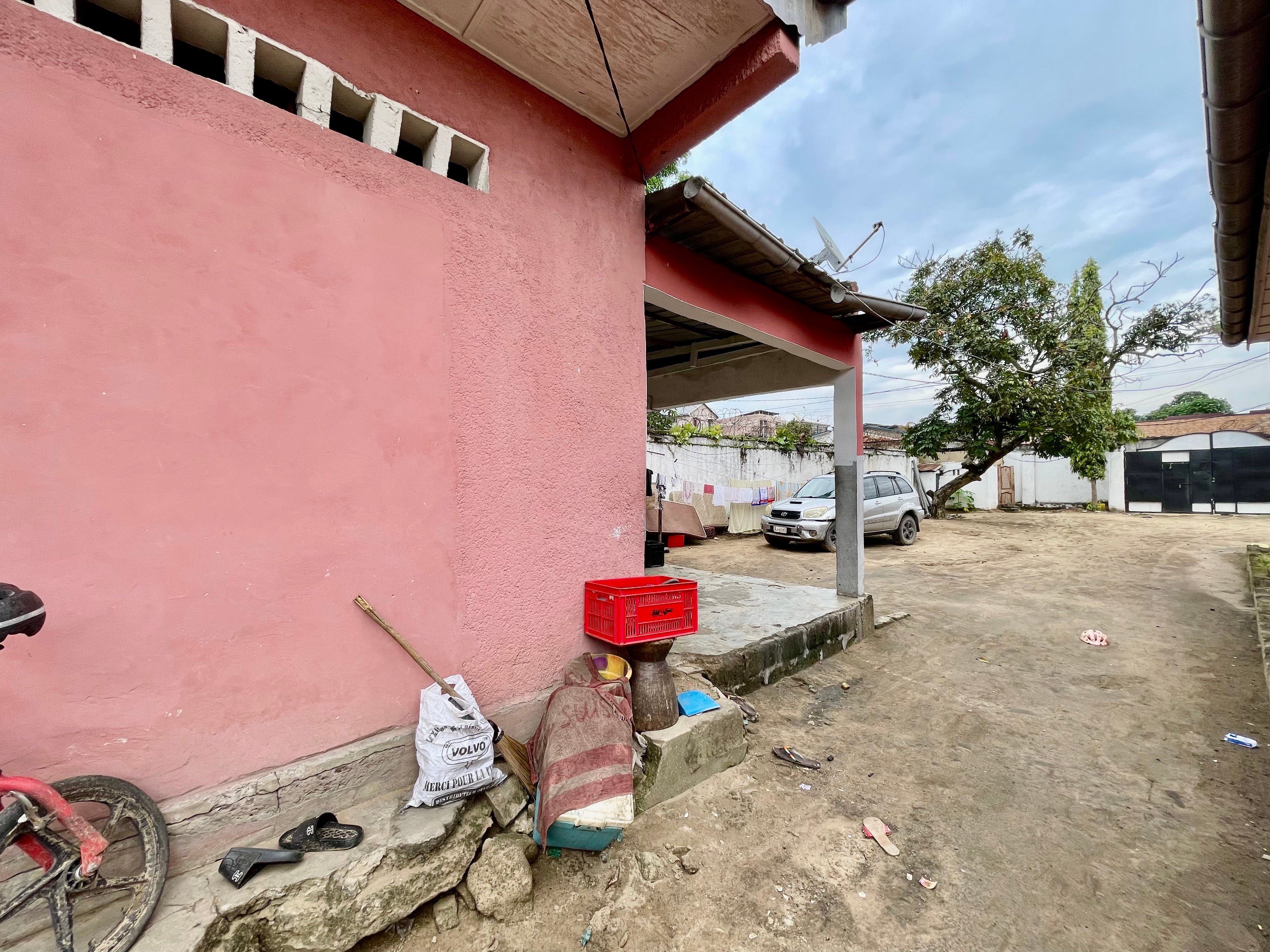 VENDITA ECCEZIONALE: TERRENO DI 600 m² CON DUE CASE A MONT NGAFULA/MONKOLE