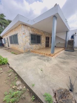  *À VENDRE: 2 villas jumelles en angle de rue sur demi-lot chacune, ...