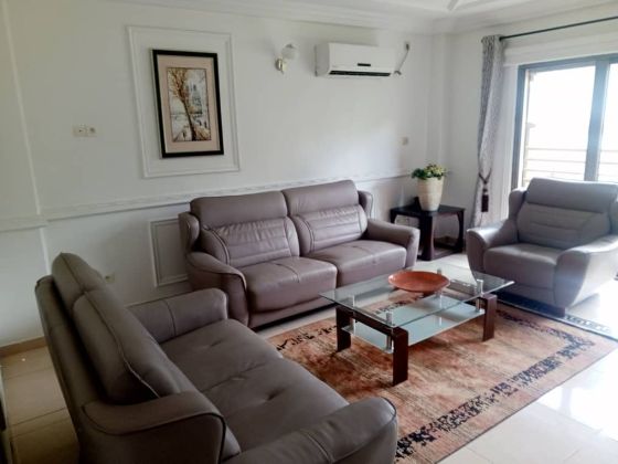 BEL APPARTEMENT DE TROIS CHAMBRES À LOUER À BONAPRISO