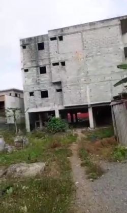 Vendita di un terreno di 1136 m2 contenente un edificio R+3 non finito a ...