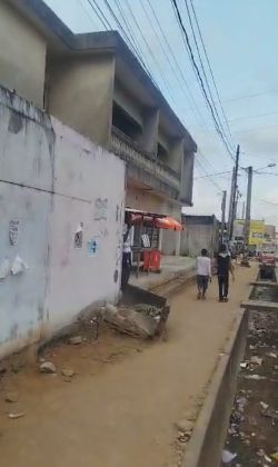 Vendita di un terreno commerciale di 550 m2 contenente un edificio a ...