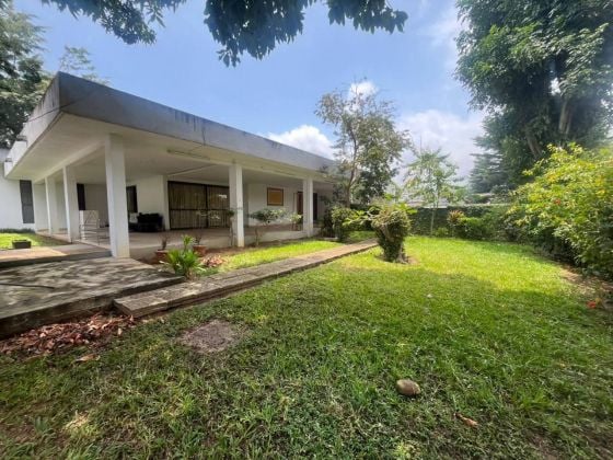 SSALE OF A 7-ROOM LOW-RISE VILLA in Cocody Centre, in a fully paved and ...