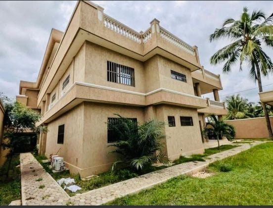 villa en vente à Nyekonakpoè: ~ 300 millions fcfa* 