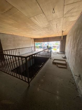 Ampio spazio commerciale con soppalco in affitto ad Akwa, Douala
