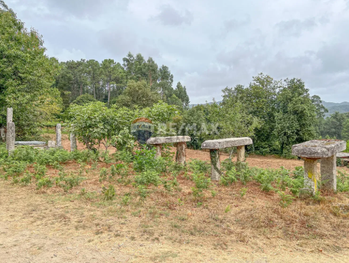 Grande tenuta soleggiata in Galizia con 2 case in pietra da ristrutturare