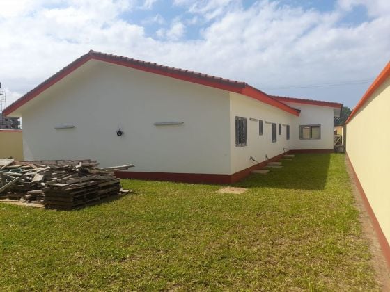 Villa bassa con 6 stanze + piscina su 800 m2 a Bassam Mockeyville 