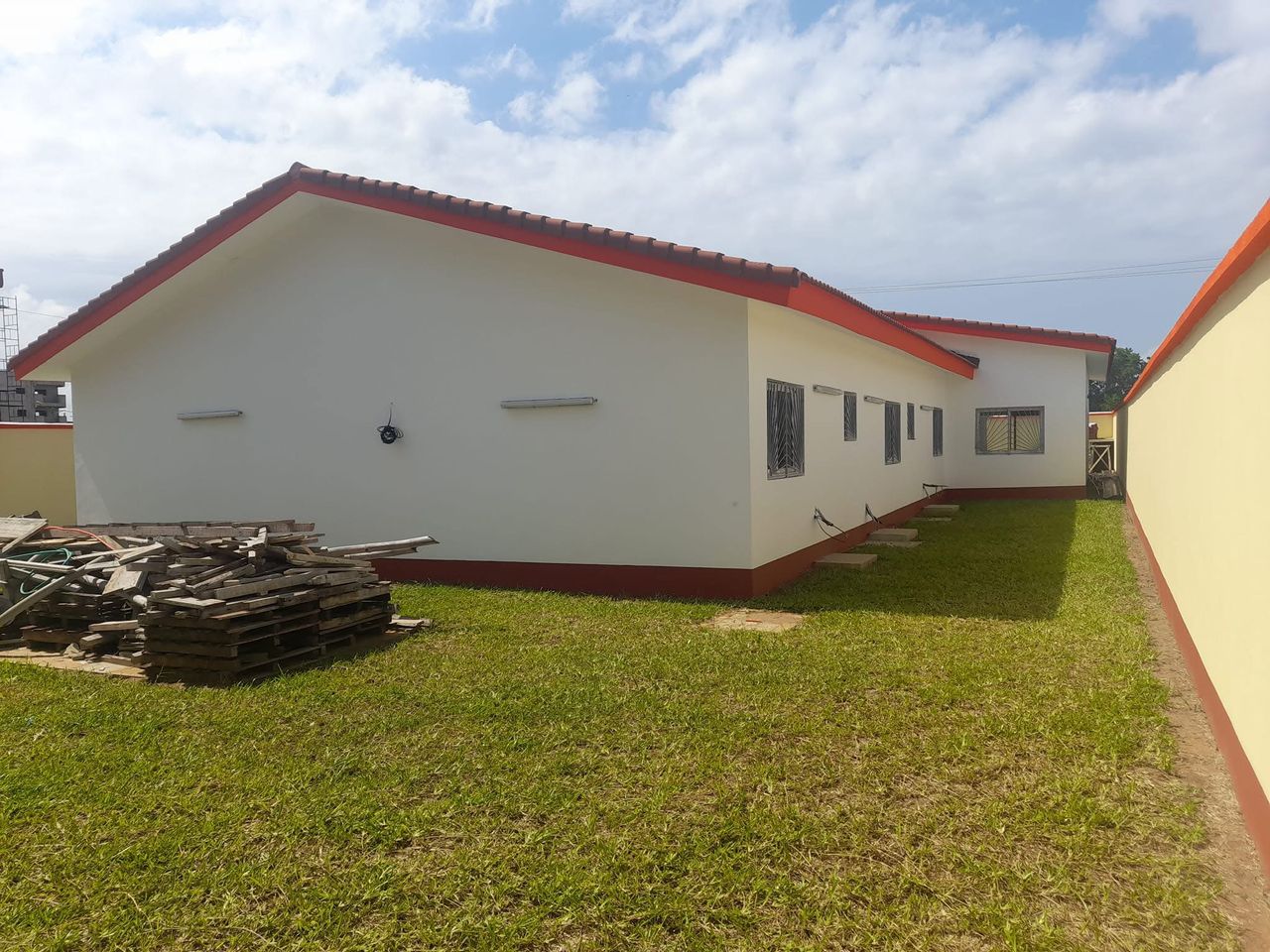 6-room low-rise villa + swimming pool on 800 m2 in Bassam Mockeyville