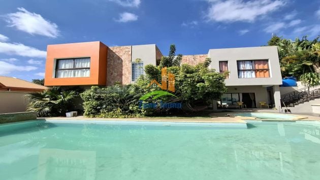 Villa à étage F4 meublée avec accès piscine et ...