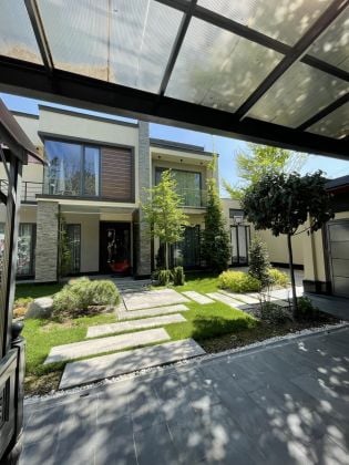 Luxurious 3 bedrooms house of 400 m2 with a nice garden and indoor pool at ...