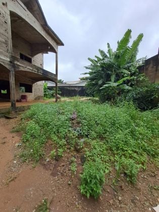 Vendita di un bellissimo terreno di 1510 m2 contenente una casa non finita ...