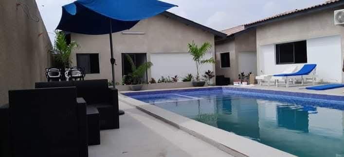 Vendita di 3 ville su 741 M2 + piscina in comune + cortile in comune 