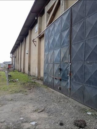 Très grand magasin à vendre au port de Douala 