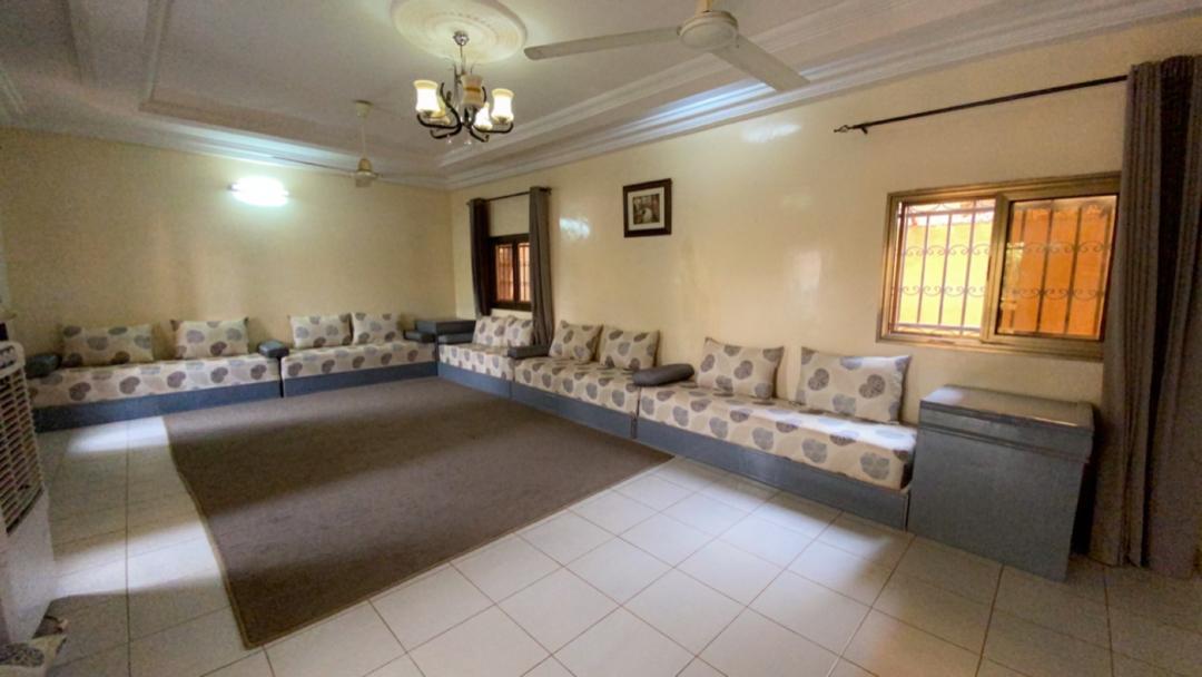 Belle grande maison de 5 chambres de 300m² dans un beau quartier proche des commodités et bien placé