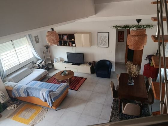 A louer un beau triplex meublé avec petit jardin et terrasse