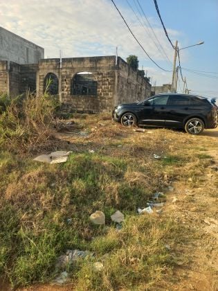 Vendita di un bellissimo terreno di 600 m2 all'angolo contenente una casa ...