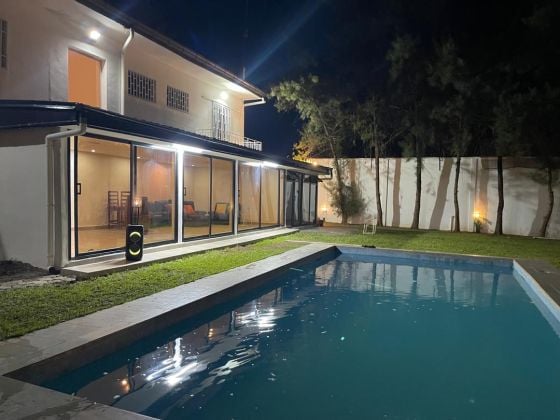 DUPLEX CON 4 CAMERE DA LETTO CON PISCINA E GIARDINO 