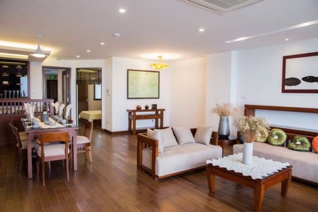 Lake view 4 – bedroom apartment with balcony in Xuan Dieu street, ...