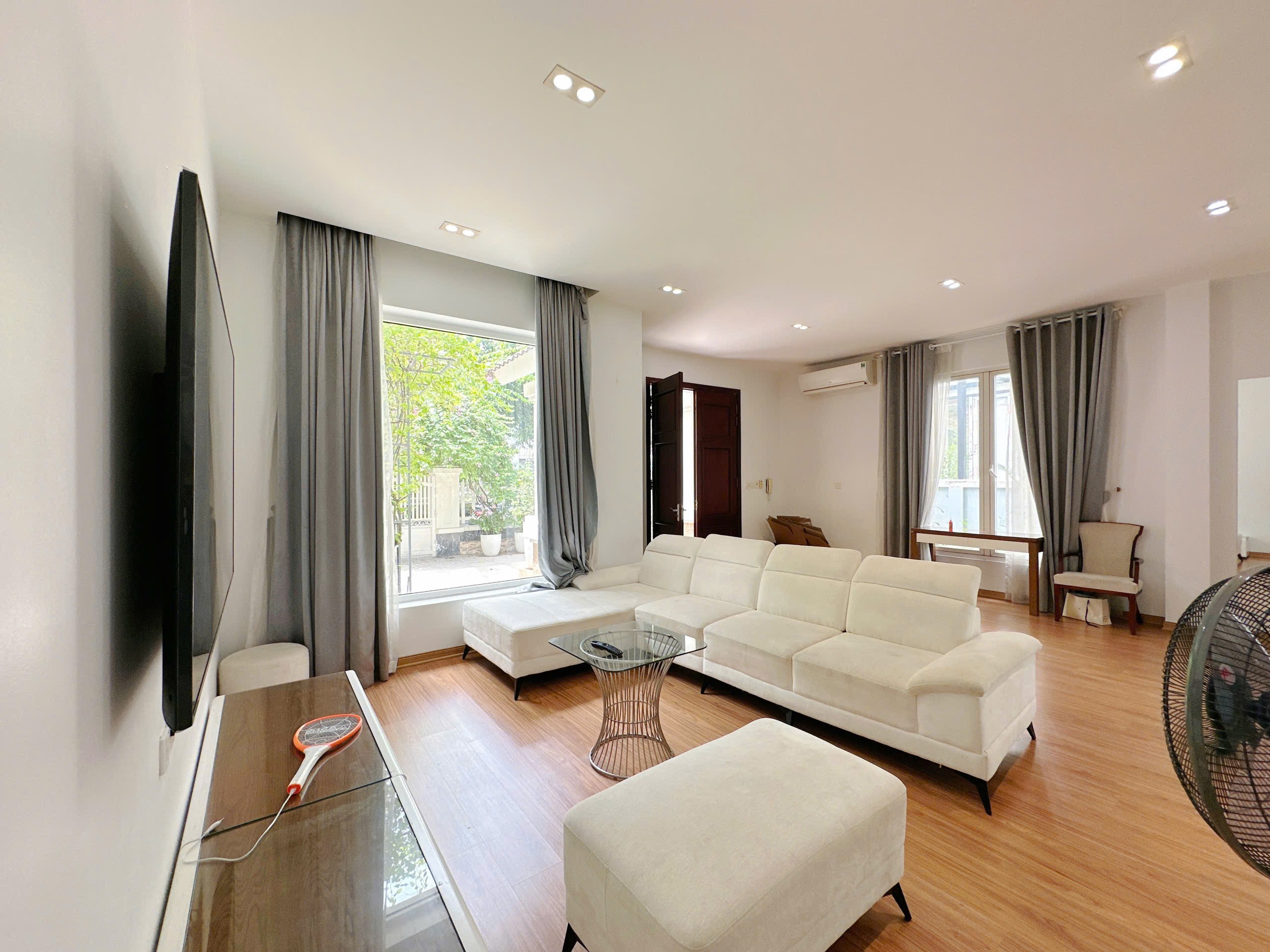 Villa moderne et spacieuse de 3 chambres avec vue imprenable sur le lac à Vinhomes Riverside