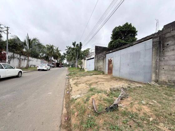 COCODY II PLATEAUX NON LOIN  POLYCLINIQUE  vente terrain 600m2