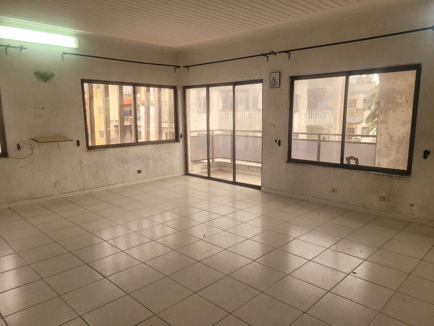 3 chambres salon vide vue sur lac a dédokpo