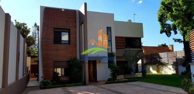 Villa F5 de dos plantas con paneles solares y agua de pozo en Ivandry.