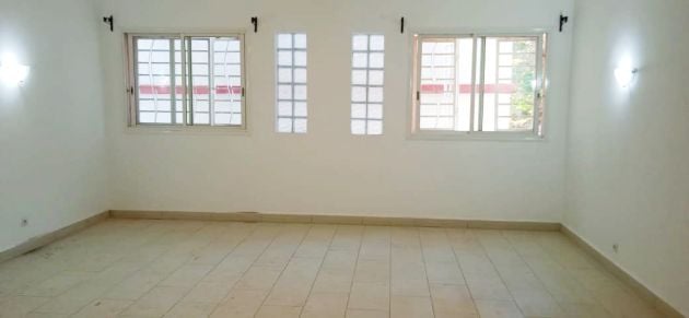 BEL APPARTEMENT T4 A LOUER A TALATAMATY 