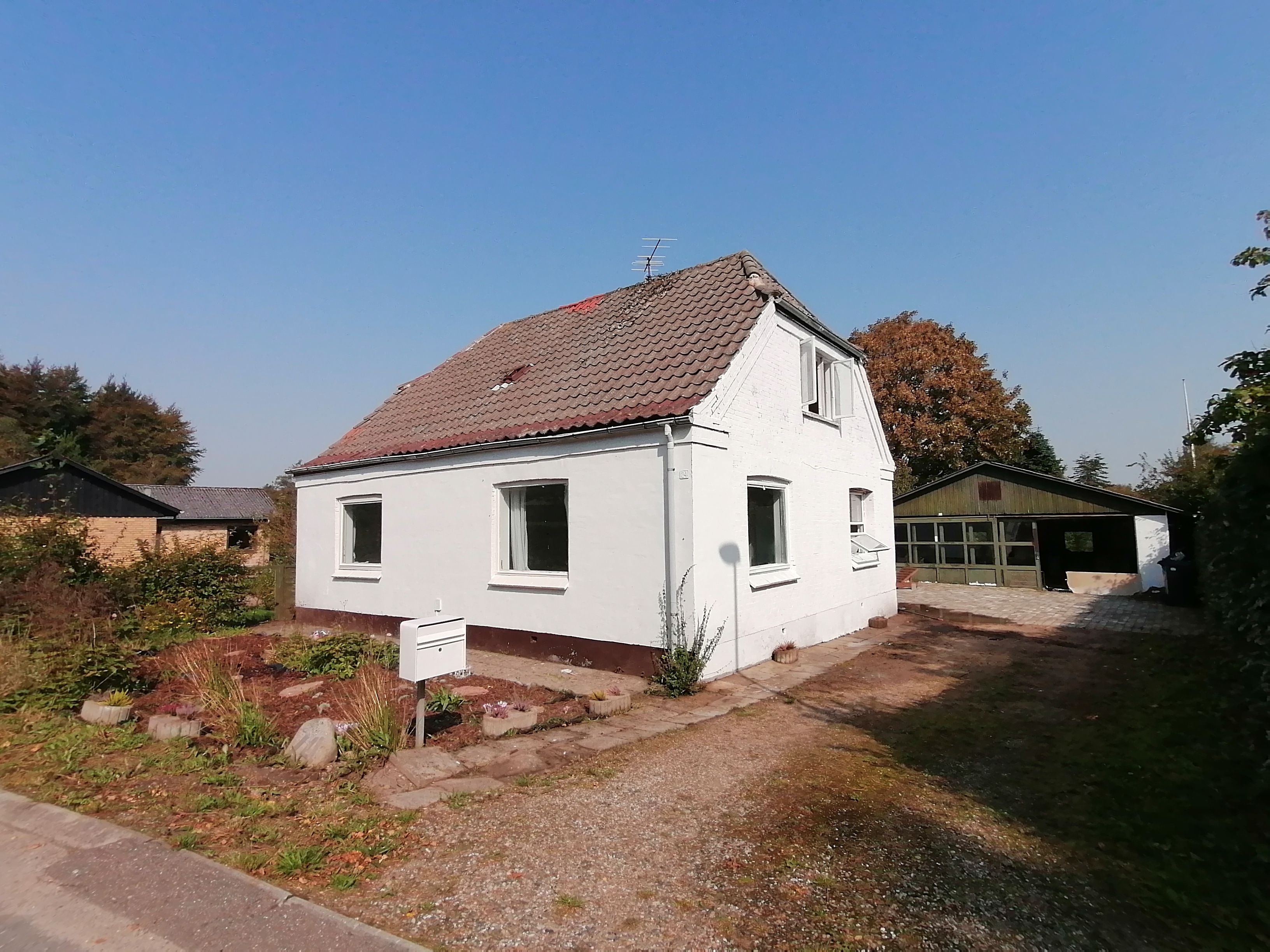 Detached house 143 m² + 100 m² hallway, modern prime location 7870 Roslev, value €100,000, only 6 km from the beach