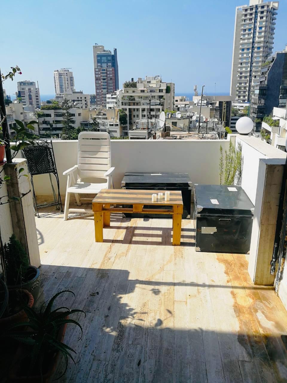 Roof apartment for rent in Achrafieh near ABC with large terrace