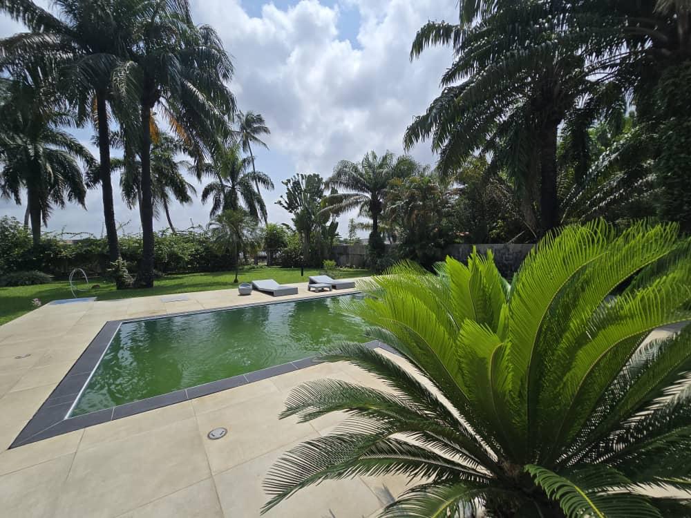 À louer Villa basse 6 pièces + piscine en bordure de lagune à vridi cité Abidjan