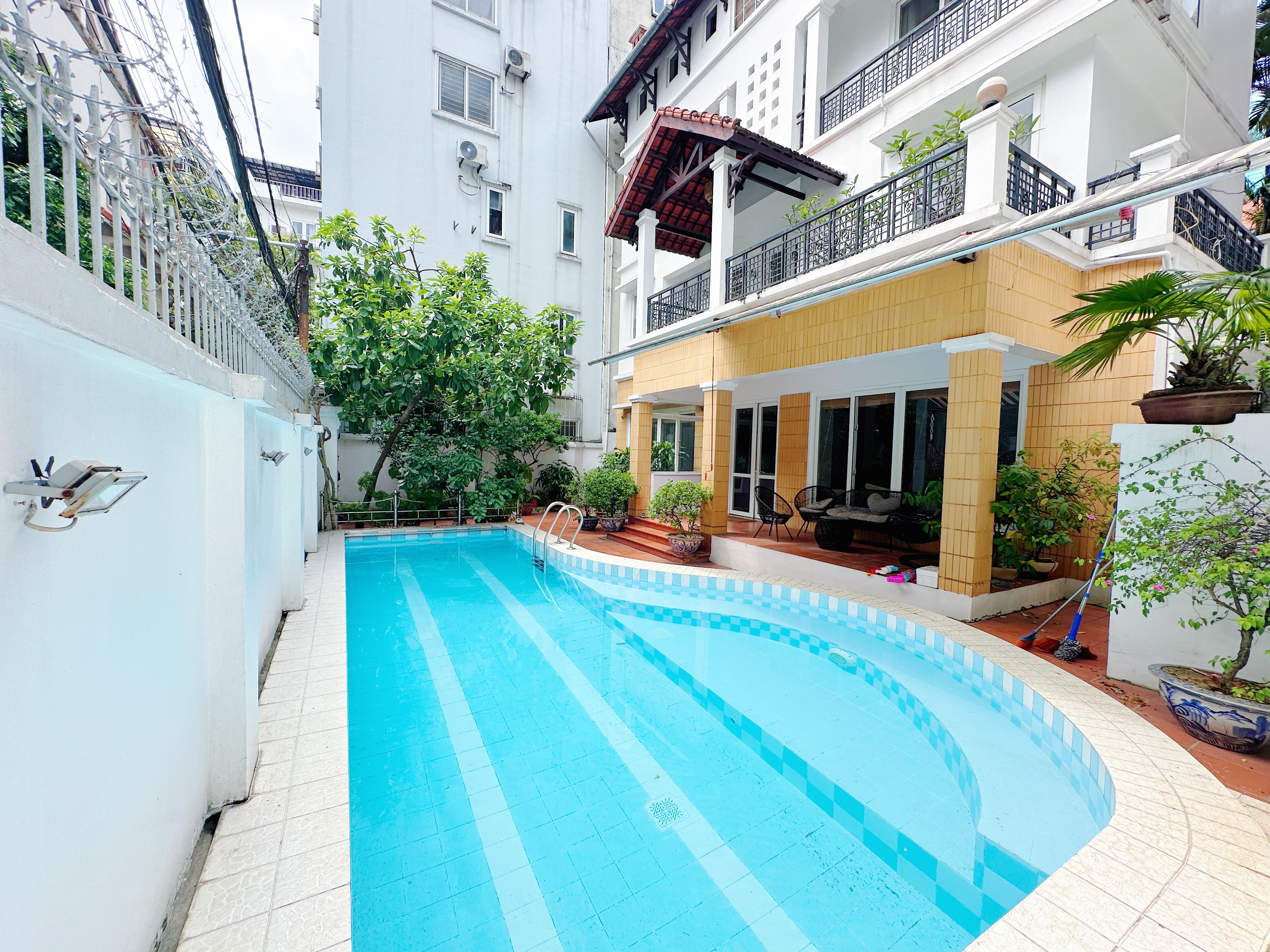 **À louer : Villa de 4 chambres à Xuan Dieu, Tay Ho**