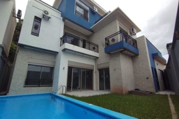 IVANDRY GRAN VILLA MODERNA DE 7 HABITACIONES CON JARDÍN Y PISCINA ...