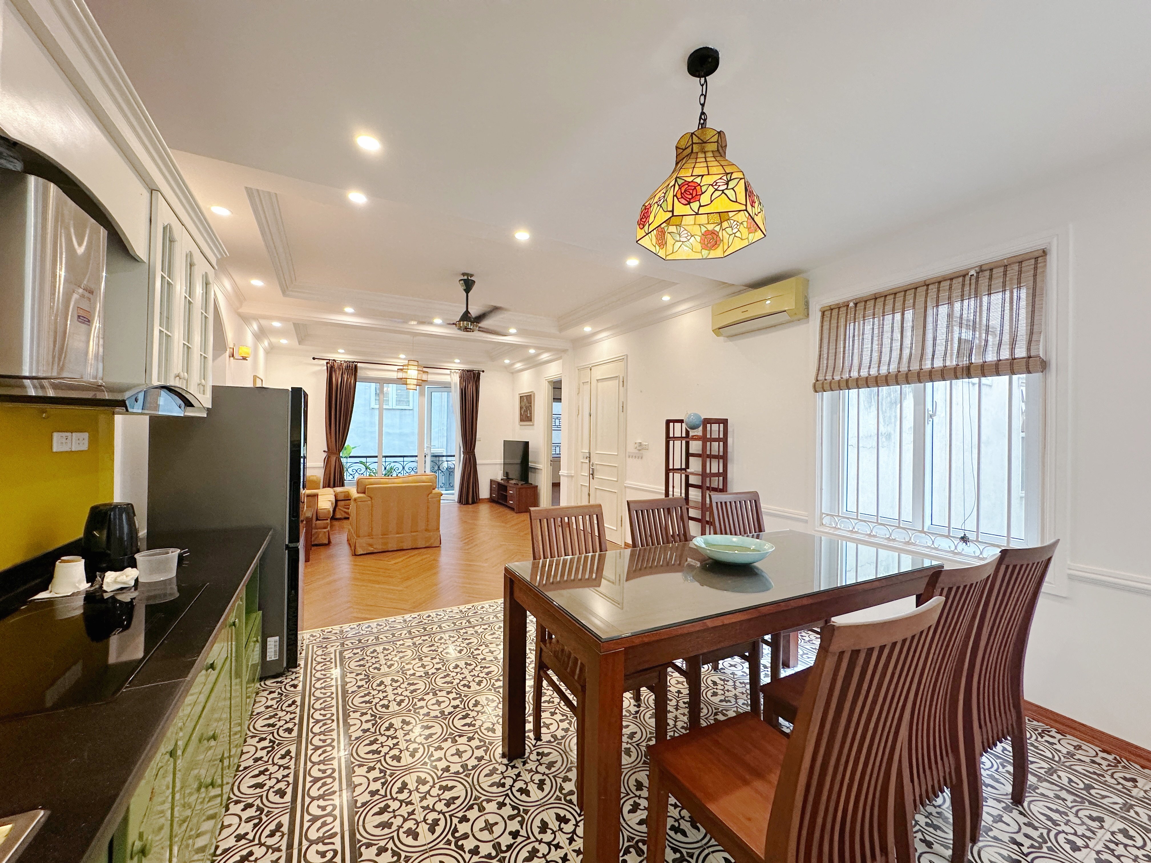 Appartement de 3 chambres élégant et spacieux à louer à Tay Ho