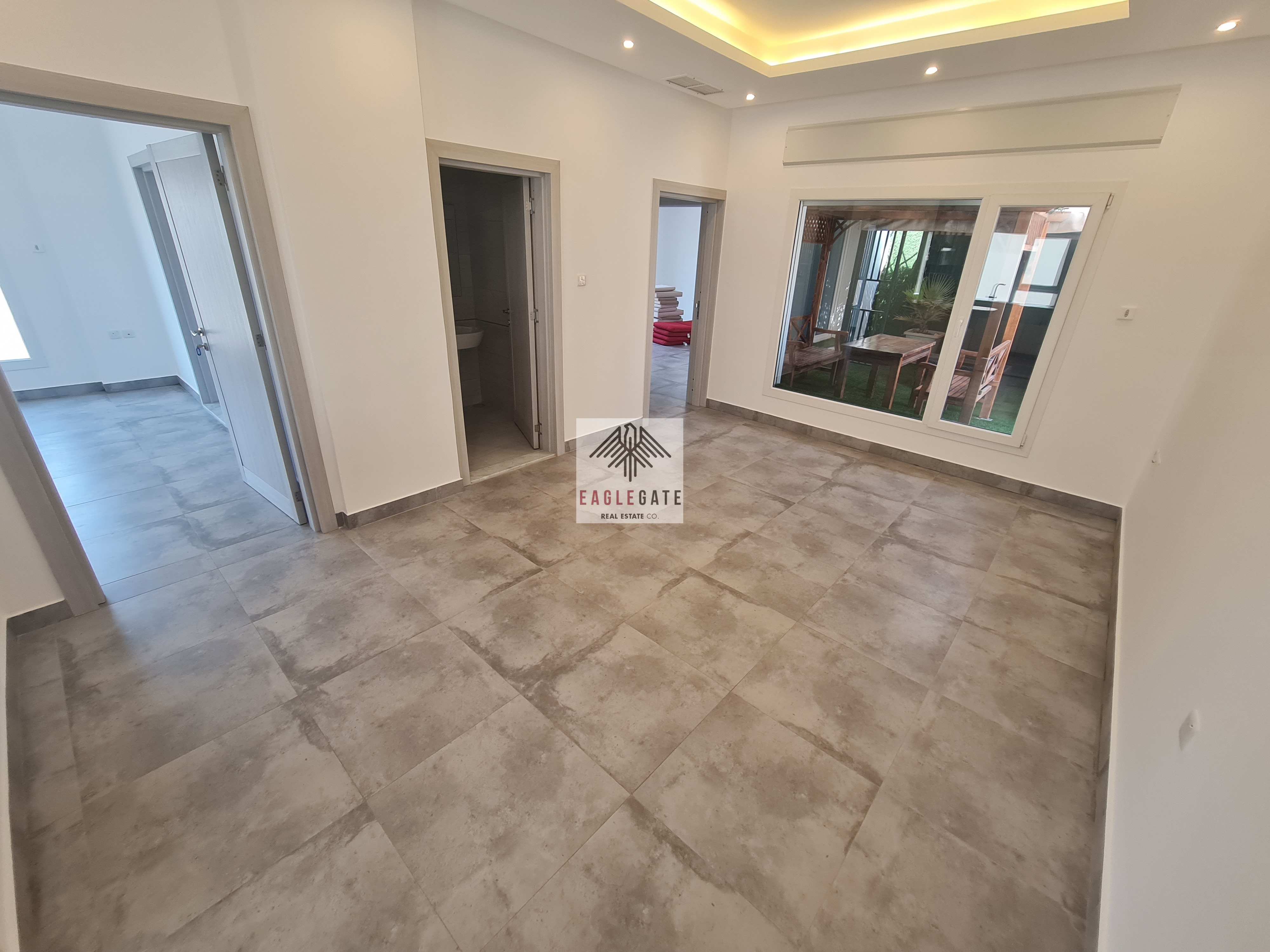 Fnaitees, 2 master bedroom rooftop apartment with terrace