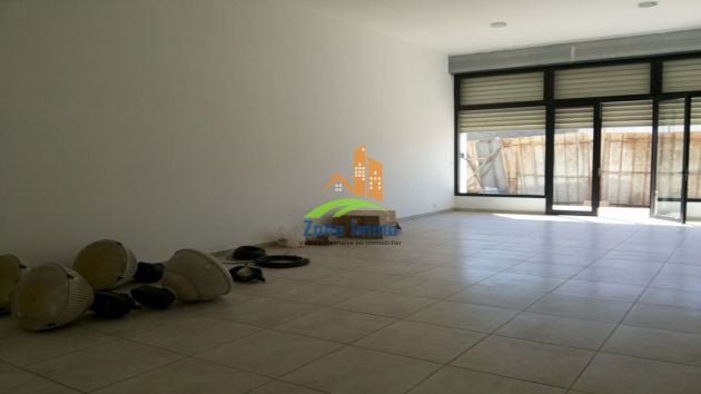 Air-conditioned premises of 58m² on the ground floor in Alarobia.