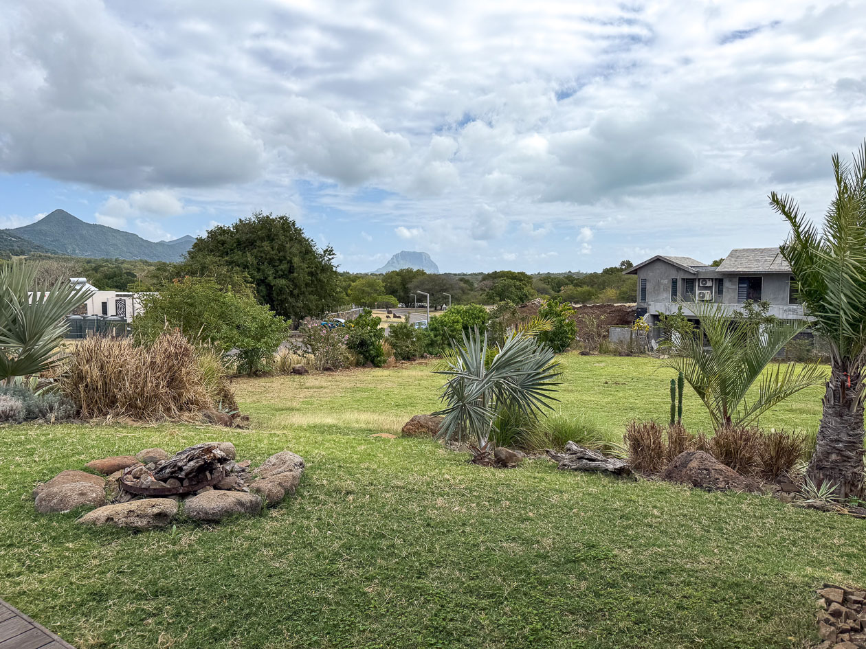 PETITE RIVIERE NOIRE - Contemporary 3-bedroom villa with large garden and swimming pool