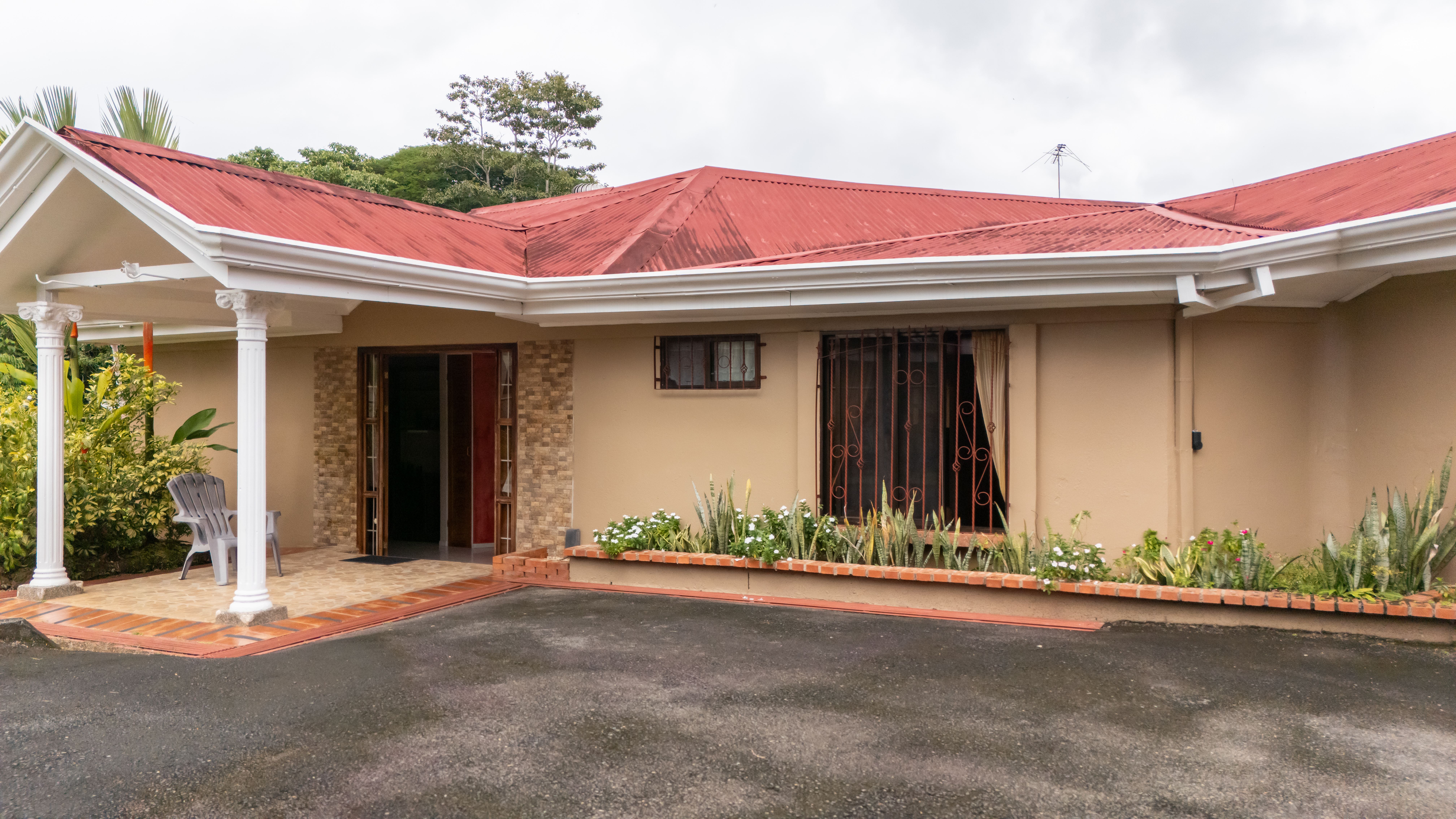 Elegante y clásica casa en venta en el centro de Pérez Zeledón