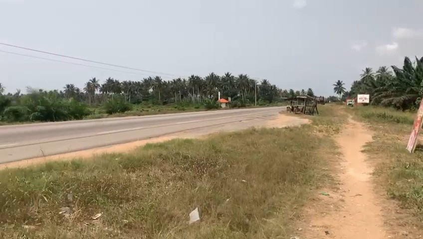Il terreno lungo la strada internazionale 2 si è unito ai lotti di terreno 542 e 540 M2 (1082 M2) subito dopo il ponte Moossou Bassam sulla strada Yaou Bonoua