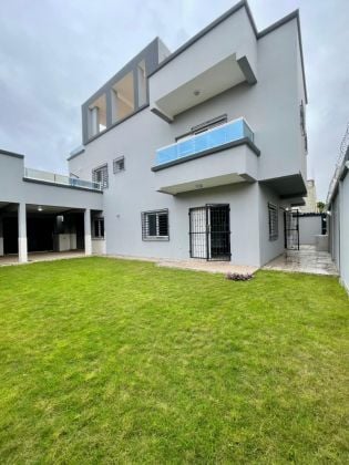 À VENDRE – Villa duplex moderne à Avenou (328m², ...