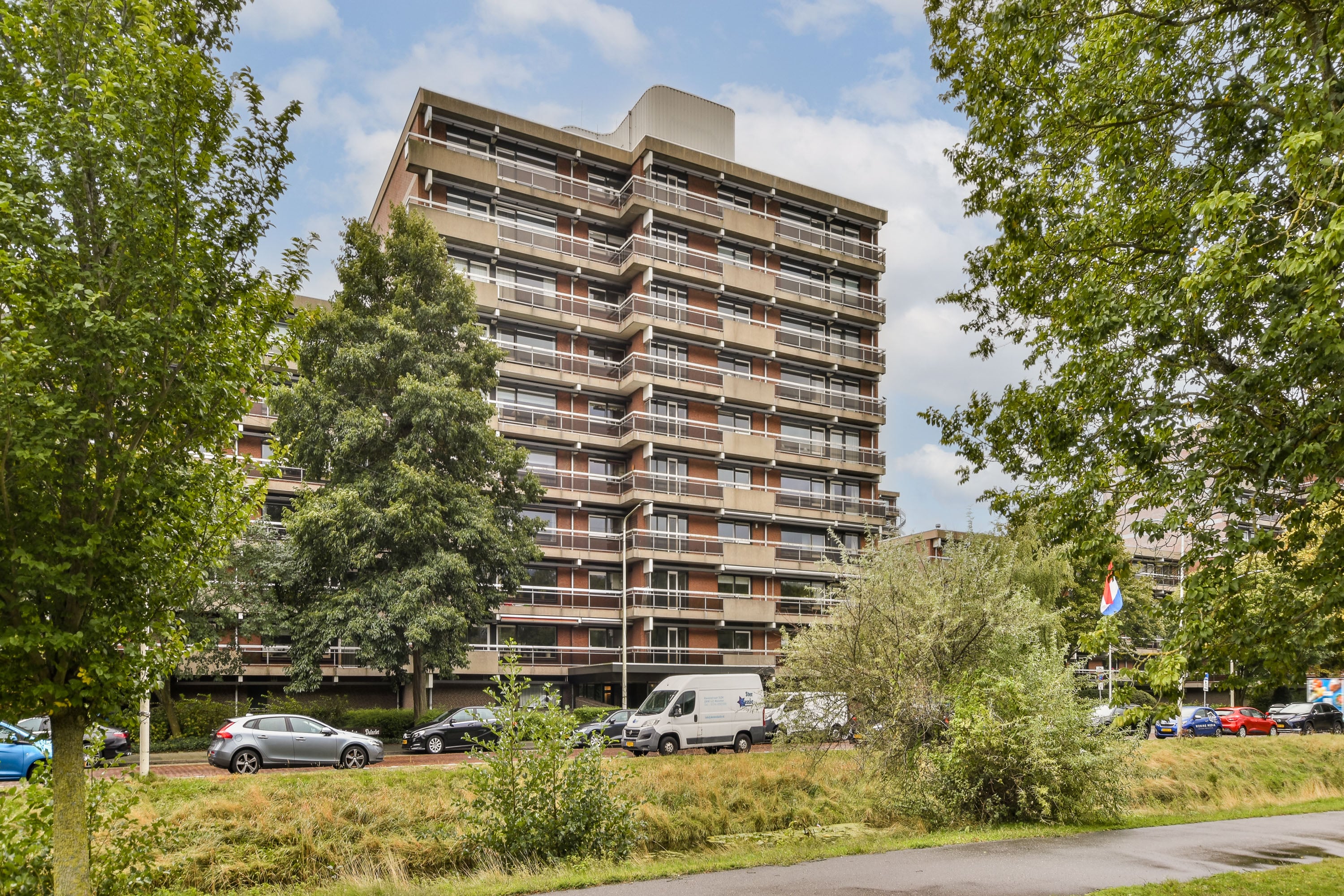 Spacious and recently modernized apartment of no less than 176 m² (approx. 1,900 sq ft)