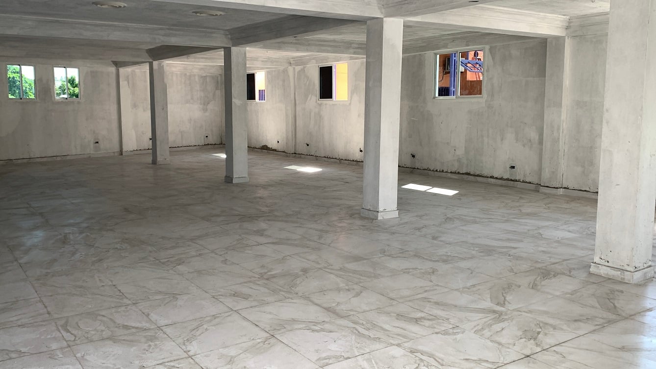 Bodegas abiertas en alquiler en Delmas 87, Puerto Príncipe, Haití: 3 bodegas en un complejo de 3 pisos. Alquile las tres, dos o una bodega.