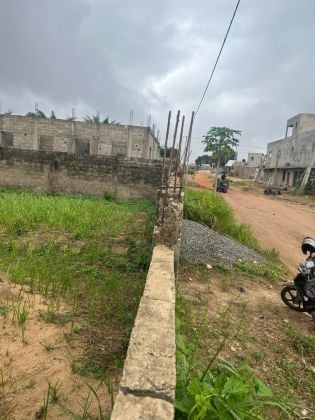 4 lots collés clôturés très bien ...