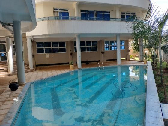 Apartamento de 4 dormitorios con baño privado y cuarto de servicio.