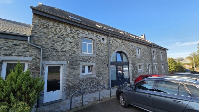 6880 ACREMONT : appartement 2e étage, 1ch, +-45m² avec grenier et parking.