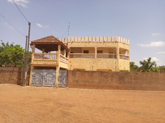 UN DUPLEX DE 08 PIÈCES BÂTI SUR UNE PARCELLE D'UNE SUPERFICIE ...