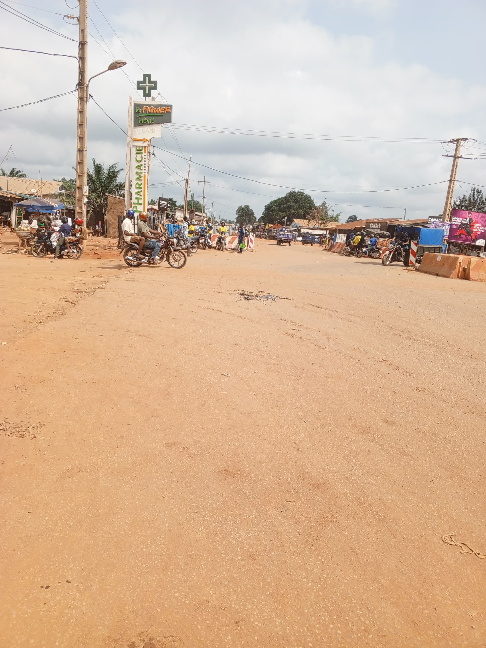 LES PARCELLES SONT SITUÉES À 3,5km DU GOUDRON ZÈ- PHARMACIE SEKOU ET 5km de ZONE INDUSTRIELLE DE GLO-DJIGBÉ GDIZ*