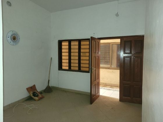 1 chambre salon vide dekoungbe